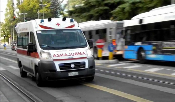 Solo uomini in ambulanza, non fa salire la moglie e picchia operatori