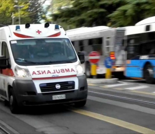 Ambulanza arrivata senza medico, muore una donna: tre indagati