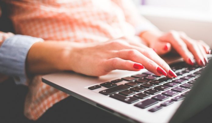 donna_scrive_laptop_responsabile_civile La Cassazione con una specifica sentenza chiarisce i confini del ruolo del whistleblower e specifica quando l’investigazione può trasformarsi in reato