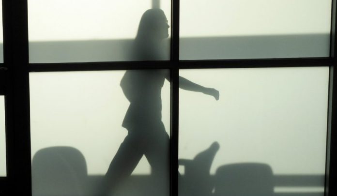 caduta a causa del pavimento scivoloso