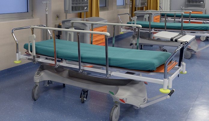 Morta dopo ore di attesa per un trasferimento