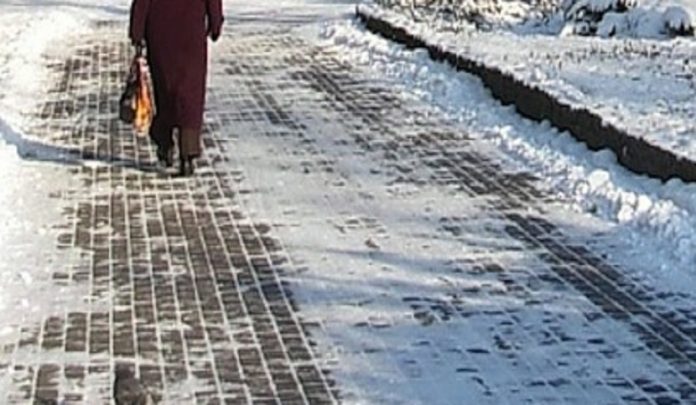 caduta nel piazzale ghiacciato