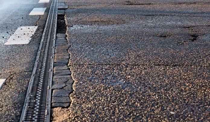 Buca aperta sul manto della strada comunale