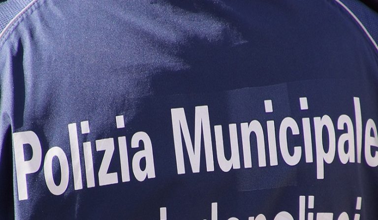 fornire le proprie generalità