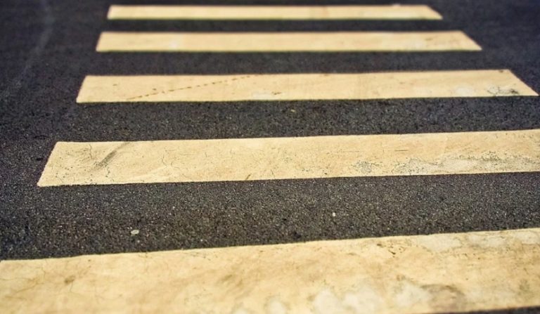 investito mentre attraversava la strada