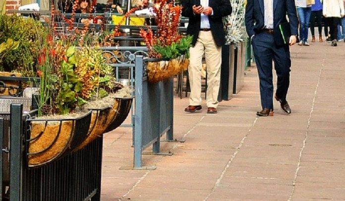 colpito dalla porta di un bar