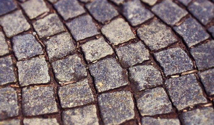 buca sul marciapiede