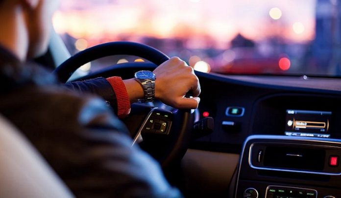 investita mentre attraversava la strada