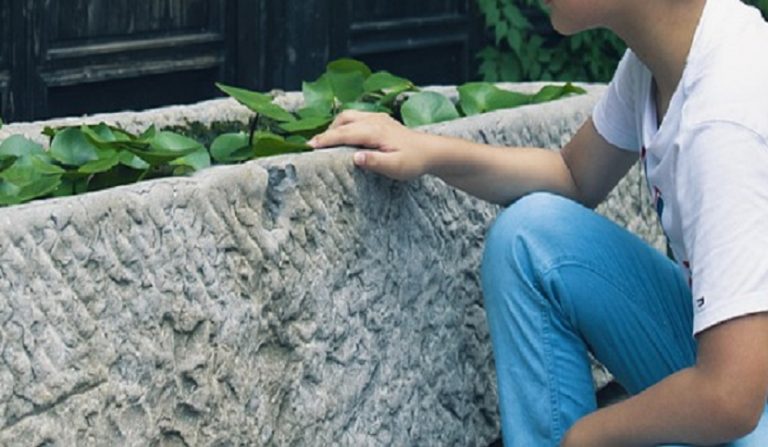 Bambina ferita dal compagno di gioco