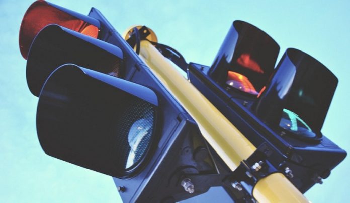 scontro tra veicoli a un incrocio