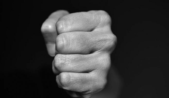 pugno-in-faccia-responsabile-civile pugno in faccia