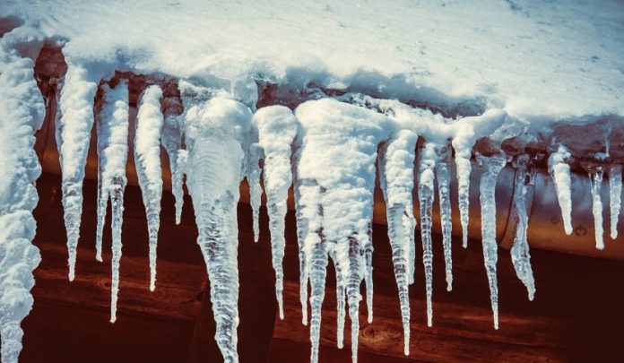 caduta di una massa di neve ghiacciata