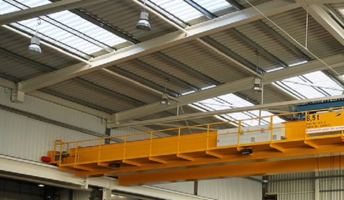 schiacciato da un armadio metallico