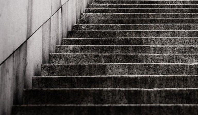 gradini dell'ufficio postale