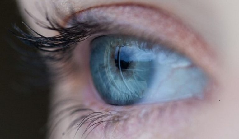 Danni alla vista dopo le lenti impiantate, medico e clinica condannati