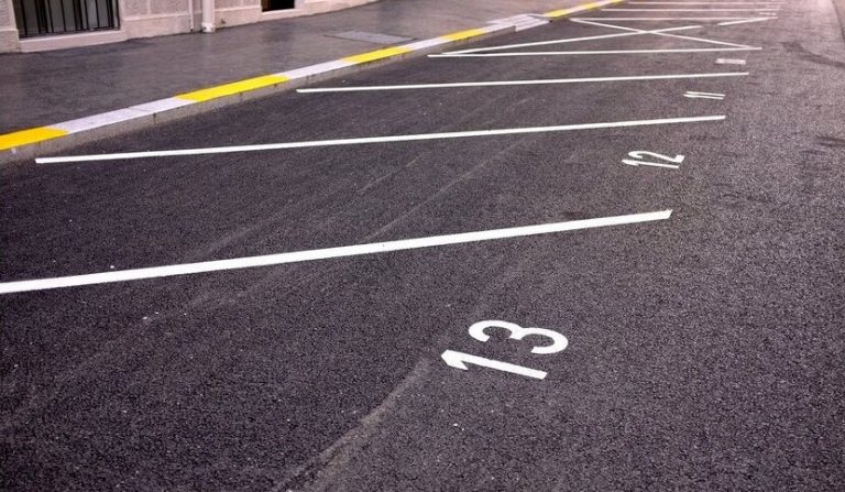 Area non adibita a parcheggio : negato il risarcimento per la caduta