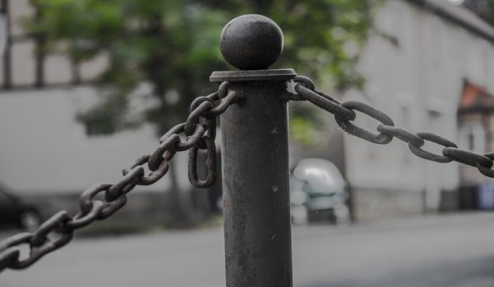caduta-sul-paracarri-delimitante-larea-pedonale-responsabile-civile Caduta sul paracarri congiunto con delle catene da parte del pedone