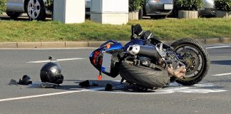 Incidente multiplo e lesioni del motociclista coinvolto