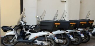investimento del portalettere alla guida del motociclo di Poste Italiane