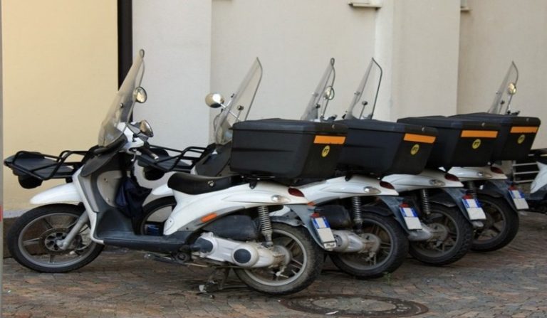 investimento del portalettere alla guida del motociclo di Poste Italiane