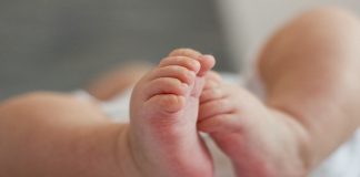 Neonato morto dopo il parto in casa: aperta un’inchiesta dalla procura