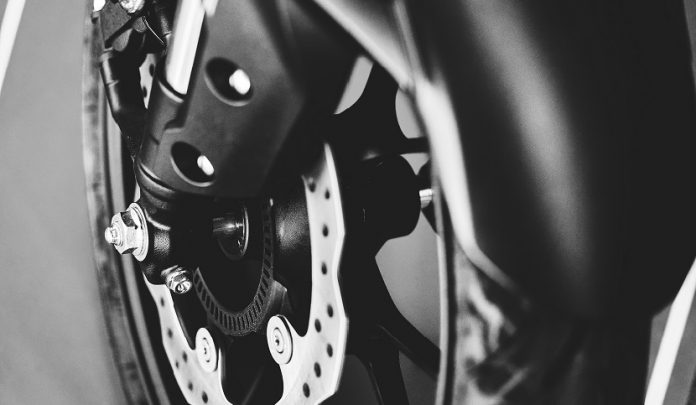 The,Front,Tire,Of,A,Parked,Custom,Motorcycle Plastica sulla strada: negato il risarcimento al motociclista