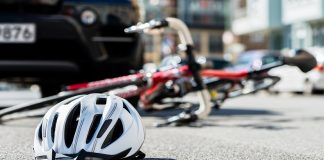 Bicicletta taglia la strada all'auto: è concorso di colpa