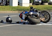 Buca sulla strada non visibile nè prevedibile per il motociclista