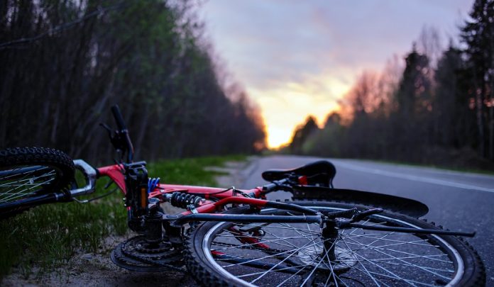caduta-ciclista-buca