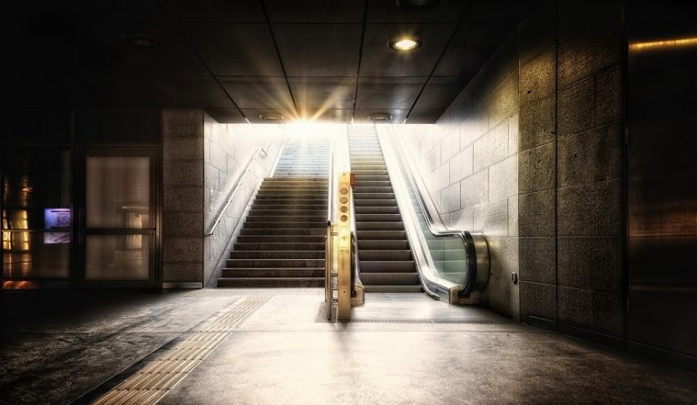 Caduta sulle scale mobili: viene negato il risarcimento