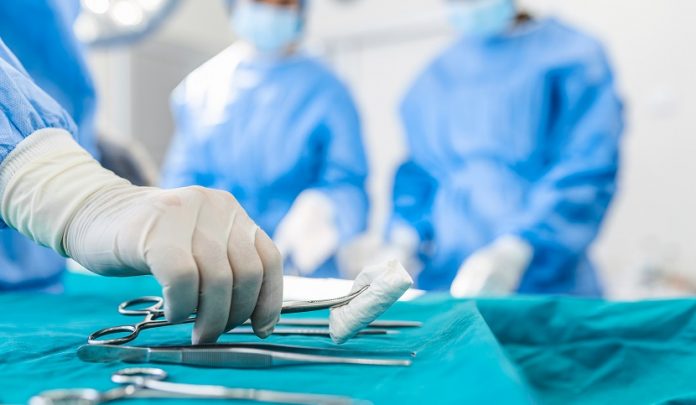 Nurse,Hand,Taking,Surgical,Instrument,For,Group,Of,Surgeons,At Dimenticano la pinza nell'intestino, arrivate tre condanne