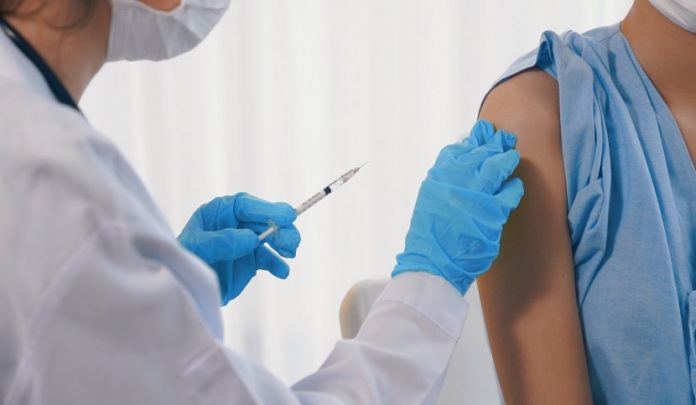 Young,Woman,Visits,Skillful,Doctor,At,Hospital,For,Vaccination,. Obbligo vaccinale del personale sanitario : spiegata la ragione