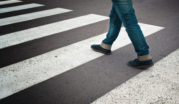 Legs,Of,Young,Woman,In,Jeans,And,Leather,Boots,Crossing Trauma cranico del pedone e svariate fratture causate dal sinistro stradale
