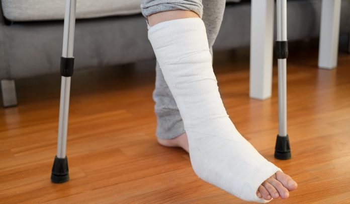 Trauma distorsivo alla caviglia e al polso per caduta sulla strada