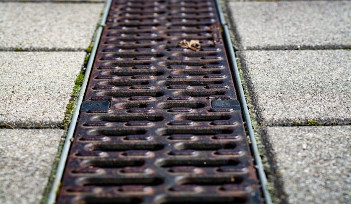 Caduta sulla grata di ferro mal posizionata e lesioni