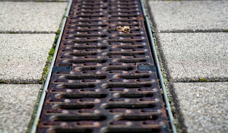 Caduta sulla grata di ferro mal posizionata e lesioni