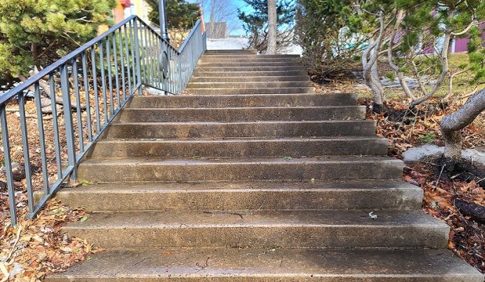 Stone,Steps,Leading,Up,To,A,Street.,The,Steep,Staircase pedone ferito sulla scalinata di collegamento tra due strade