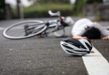 Scarsa attenzione del ciclista sulla strada dissestata