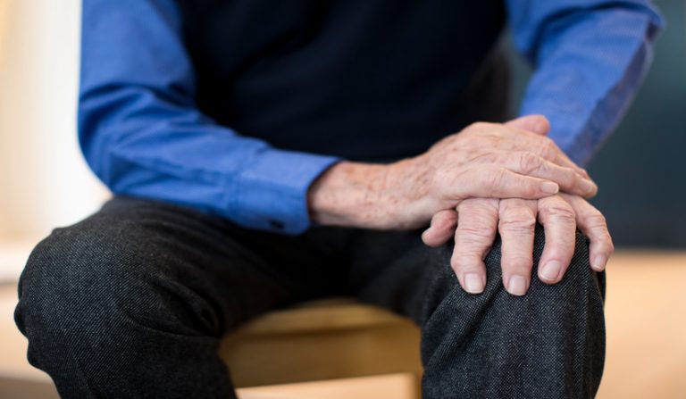 Degente affetto da morbo di parkinson si allontana dalla struttura