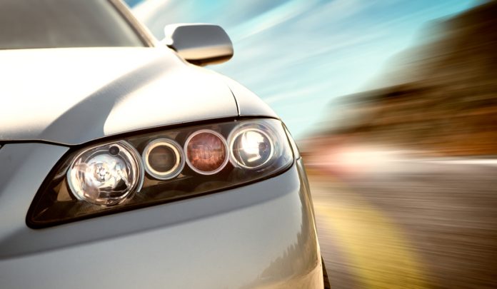 A,Car,Driving,On,A,Motorway,At,High,Speeds,,Overtaking Difetto del pedale dell'acceleratore provoca un sinistro stradale
