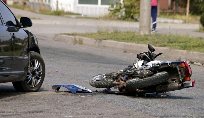 Crash,Moto,Bike,And,Car,On,Road Lesioni da sinistro stradale ma l'Assicurazione eccepisce colpa medica