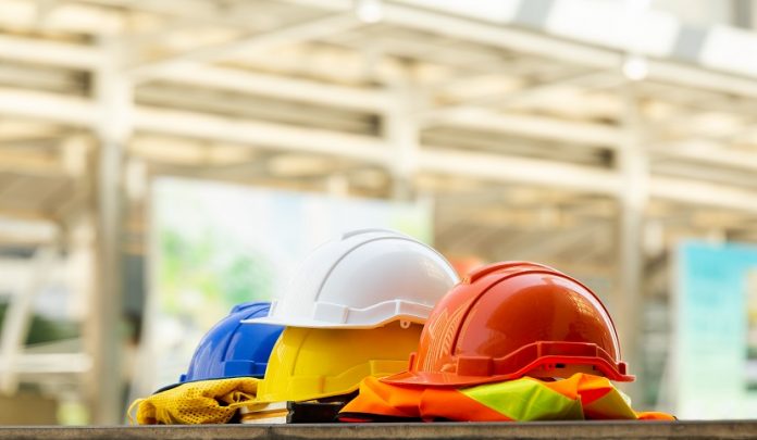 Close,Up,Blue,,Yellow,,White,And,Red,Hard,Safety,Helmet Violazioni in materia di sicurezza sul lavoro e risvolti penali