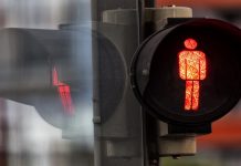 Attraversamento della strada con il semaforo rosso