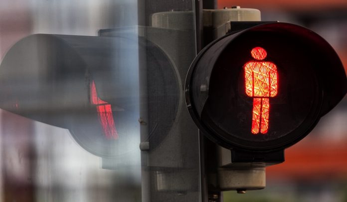 Attraversamento della strada con il semaforo rosso