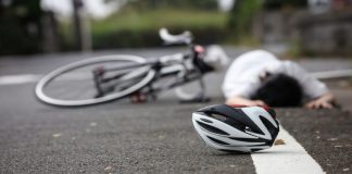 Avvallamento sulla strada extraurbana e caduta del ciclista