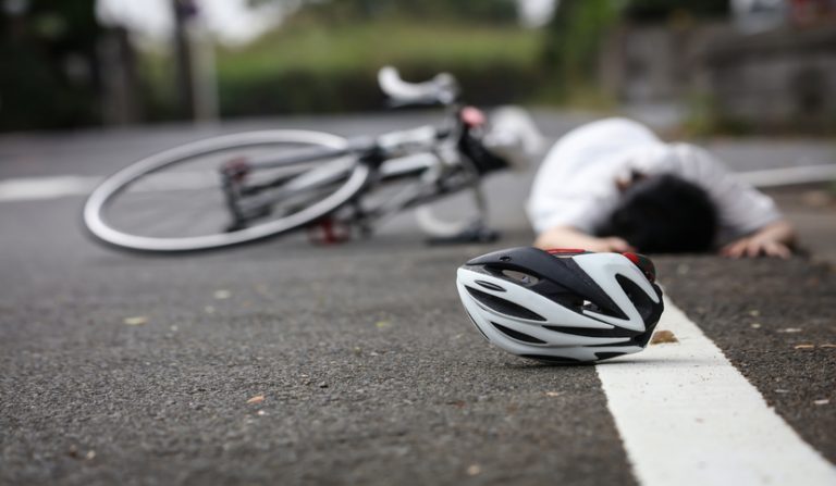 Avvallamento sulla strada extraurbana e caduta del ciclista