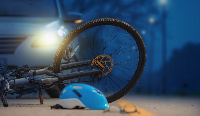 Caduta dalla bicicletta a causa della presenza di un tombino