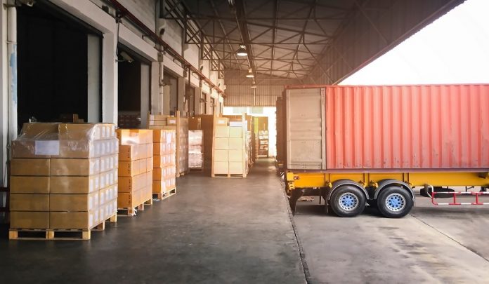 Shipping,Cargo,Container.trailer,Truck,Parked,Loading,Package,Boxes,At,Dock Esalazioni tossiche e immissioni rumorose moleste