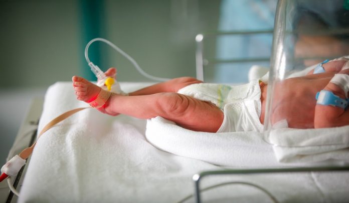 Premature,Little,Baby,In,An,Incubator,At,The,Neonatal,Section Lesioni agli arti inferiori e superiori del neonato al momento del parto