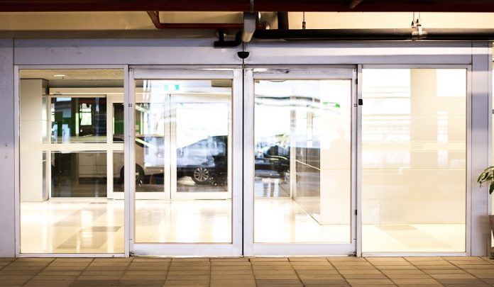 Blank,Sliding,Glass,Doors,Entrance,At,Airport.glass,Doors,In,An Schiacciata dalle porte automatiche del centro commerciale